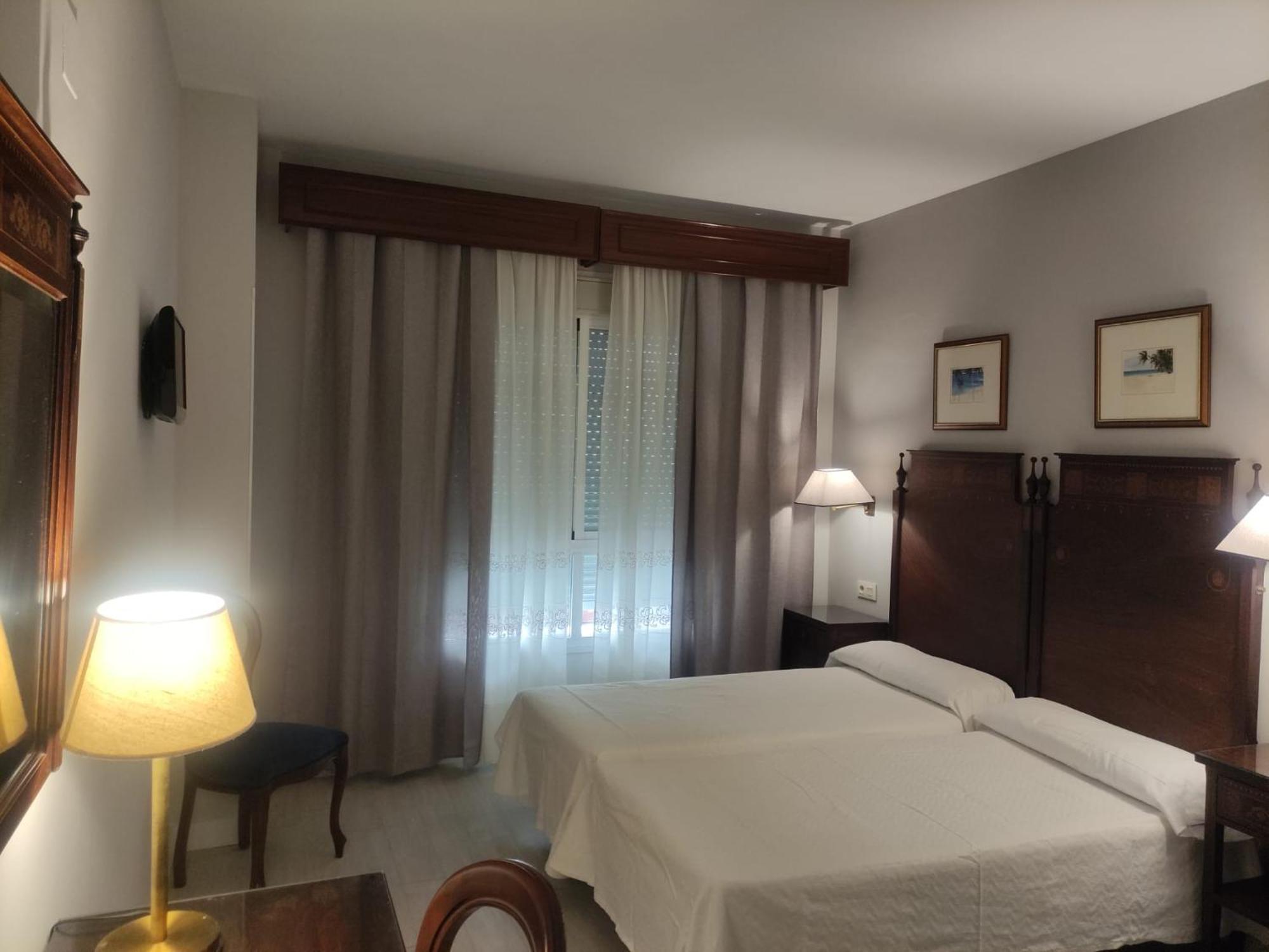 Hotel Iberia Plaza America กาเซเรส ภายนอก รูปภาพ