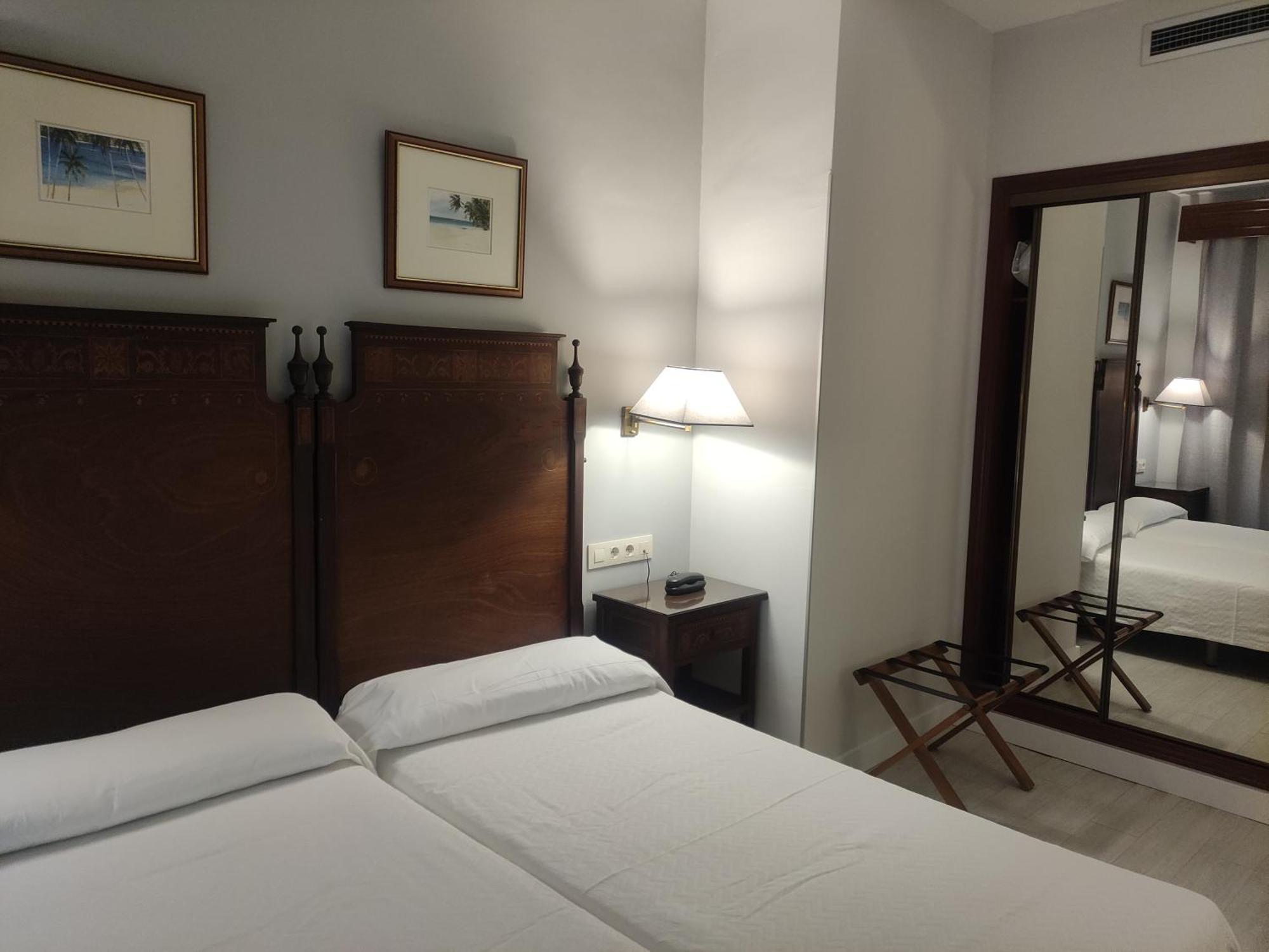 Hotel Iberia Plaza America กาเซเรส ภายนอก รูปภาพ
